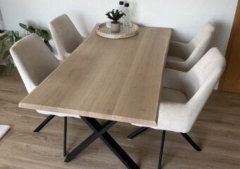 Massivholztisch aus Eiche mit natürlicher Baumkante